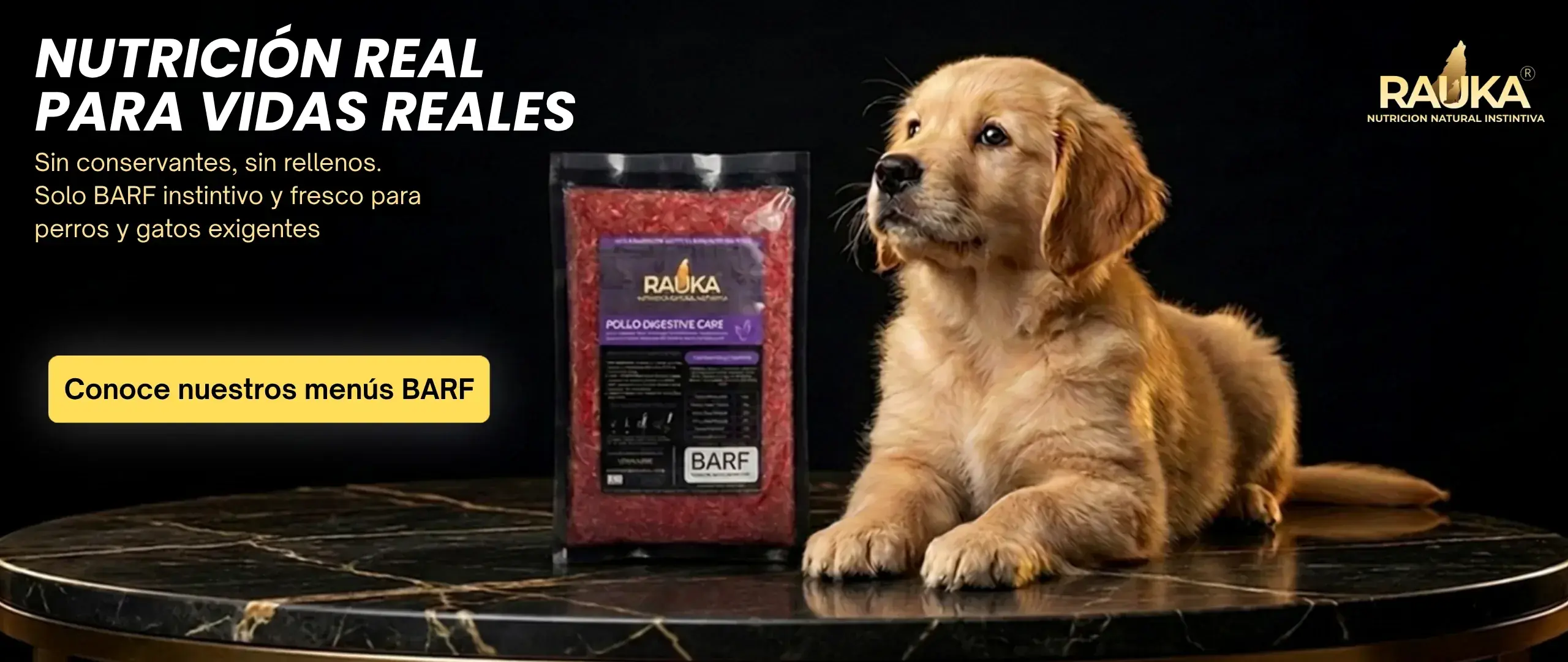 Cachorro con empaque de alimento fresco BARF RAUKA sin conservantes ni rellenos.